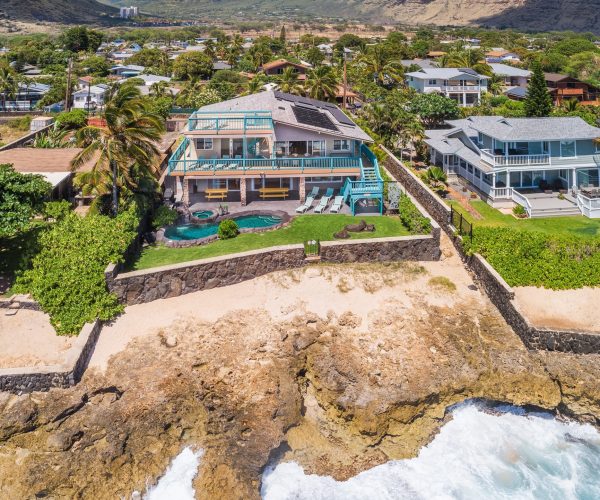 Makaha_Hawaii_back_view