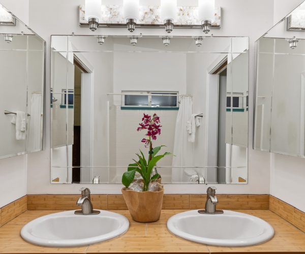 Makaha_Hawaii_bathroom