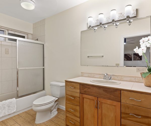 Makaha_Hawaii_bathroom_3