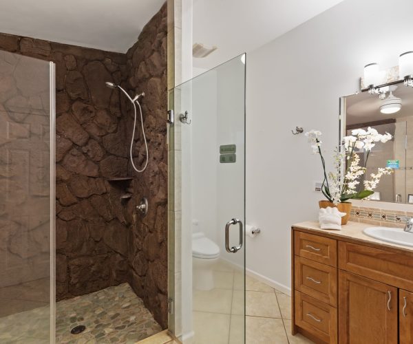 Makaha_Hawaii_bathroom_shower