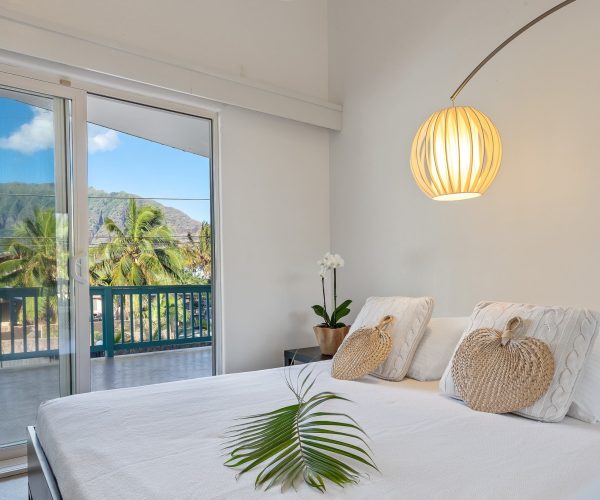Makaha_Hawaii_bedroom_with_view