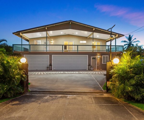 Makaha_Hawaii_front_view_nihgt