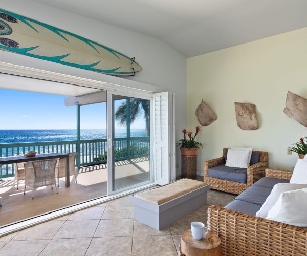 Makaha_Hawaii_living_room