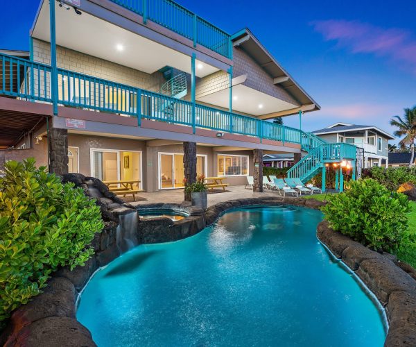 Makaha_Hawaii_night_pool