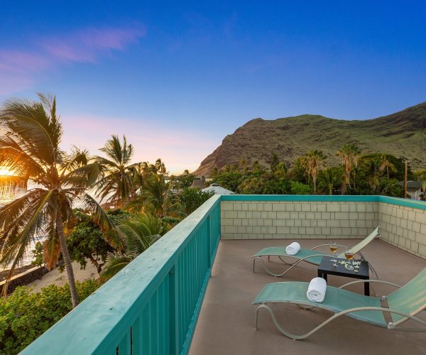 Makaha_Hawaii_side_porch_mountain