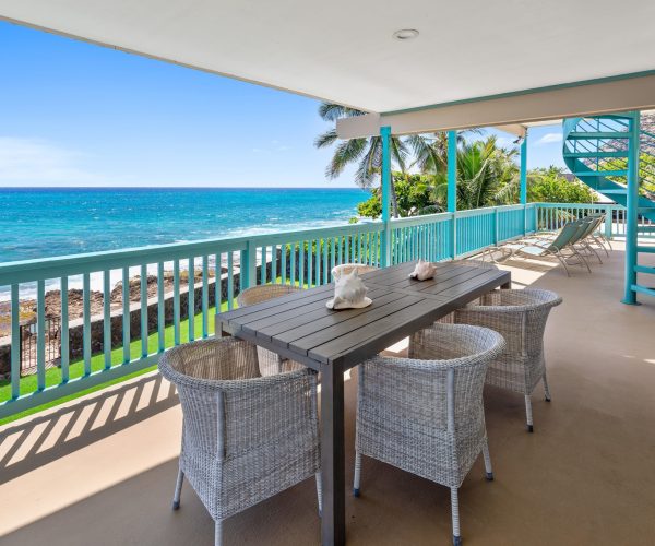 Makaha_Hawaii_table_with_sea_view