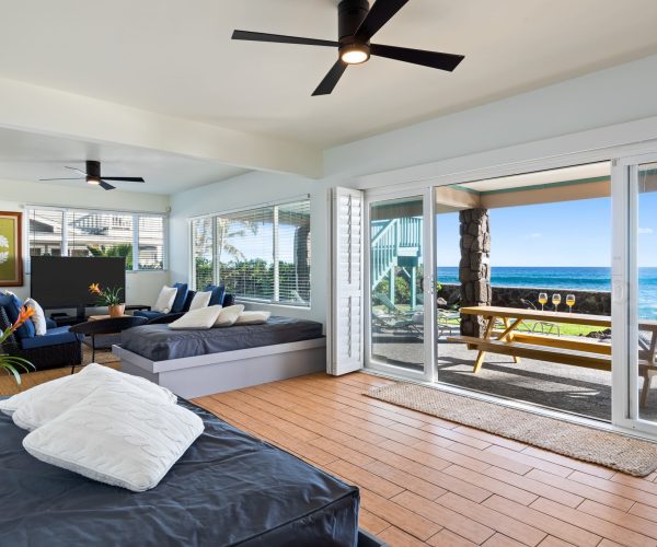 Makaha_Hawaii_tv_room_view_